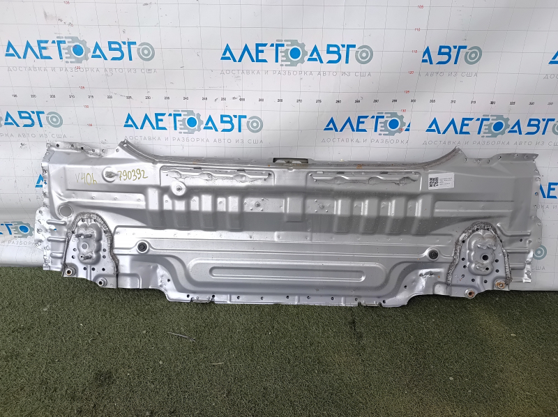 The rear panel of the Toyota Camry v40 is drilled, silver, rusty