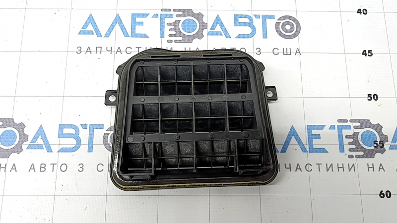 The right ventilation shield of the Audi A4 B8 08-16 is broken, the rear part is missing