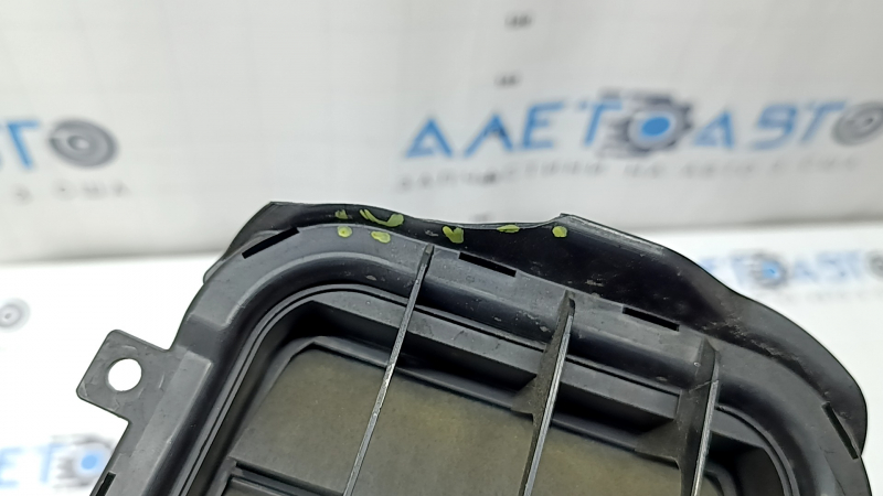 The right ventilation shield of the Audi A4 B8 08-16 is broken, the rear part is missing