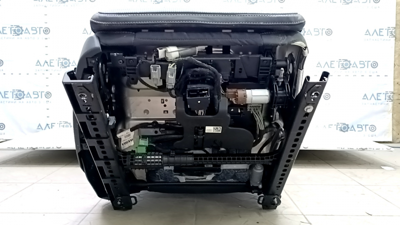 Volvo XC60 22-25 passenger seat with airbag, electric, heated, ventilated, black Nappa leather with perforation and knee support, with control unit, for cleaning