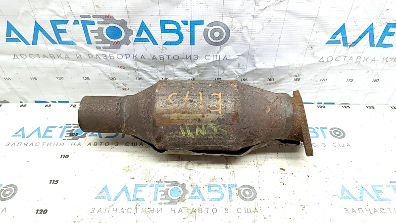 The middle section of the Hyundai Sonata 11-14 catalyst has been sawed off.