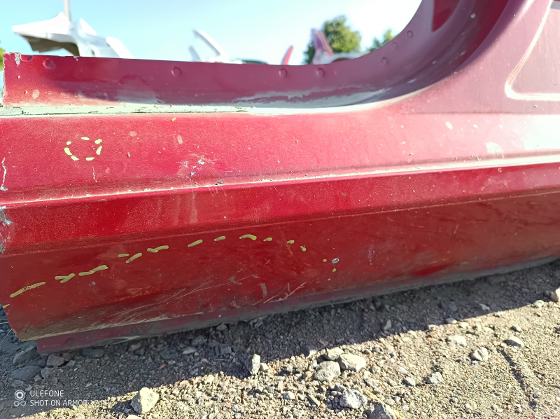 The center left pillar of the Tesla Model 3 18 is sawn off, the threshold is dented.
