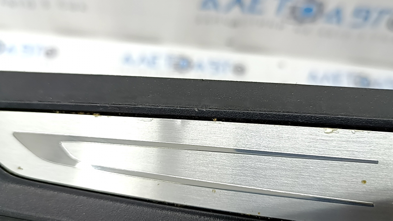 Front left outer door sill trim for BMW 3 Series F30 12-18, black with chrome, scratches, dents, corrosion, crack in mounting