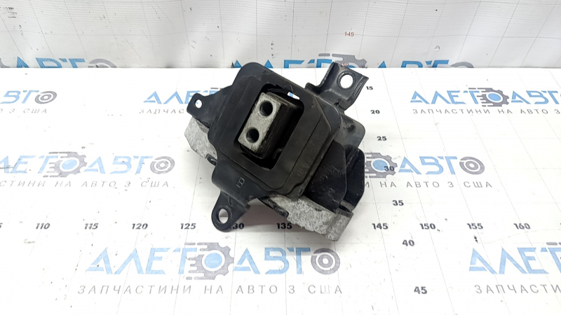 The left engine mount of a Kia Sportage 17-22 FWD is cracked.