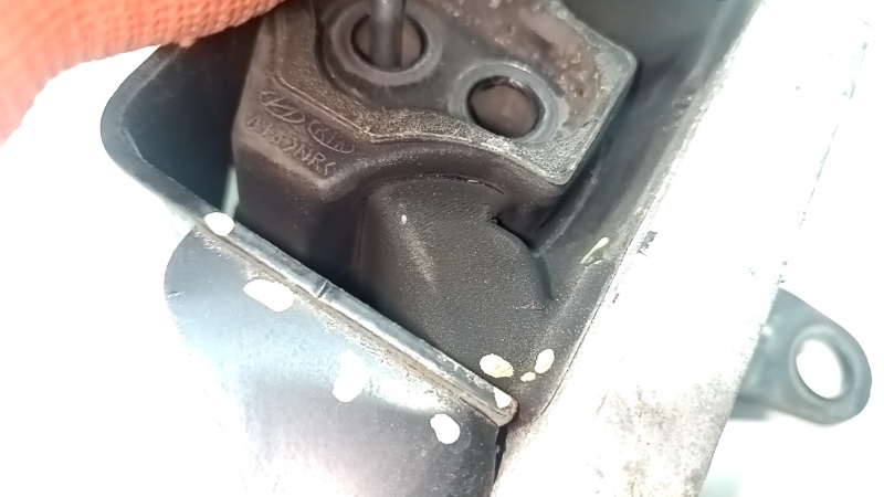 The left engine mount of a Kia Sportage 17-22 FWD is cracked.