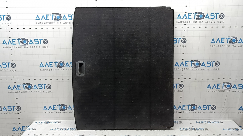 The trunk floor of a Kia Sportage 17-22 is black, with scratches on the handle.