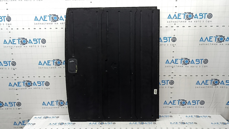 The trunk floor of a Kia Sportage 17-22 is black, with scratches on the handle.