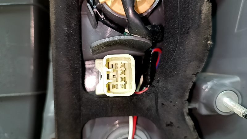 Left headlight for Toyota Prius V 12-14 pre-restoration, scratches, cracks in the glass, fake, broken