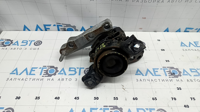 The right engine mount of the Lexus NX200t NX300 15-21 is cracked and rusty.