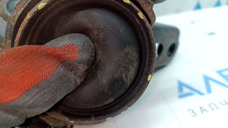 The right engine mount of the Lexus NX200t NX300 15-21 is cracked and rusty.
