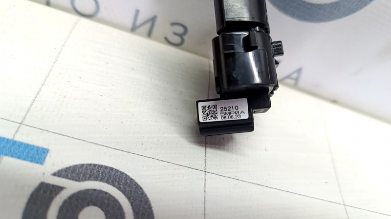 Central lock button for the front right door of a Nissan Ariya 23-25