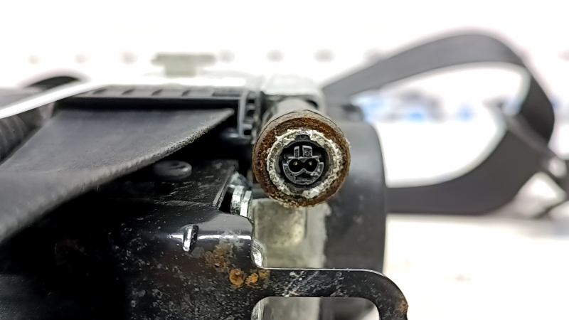 Volvo XC90 16-23 black driver's seat belt, dry clean, stuck, water contact