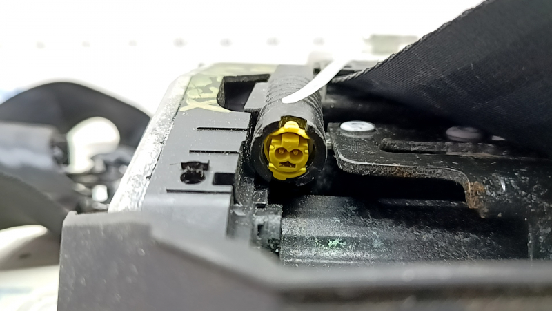 Volvo XC90 16-23 black driver's seat belt, dry clean, stuck, water contact