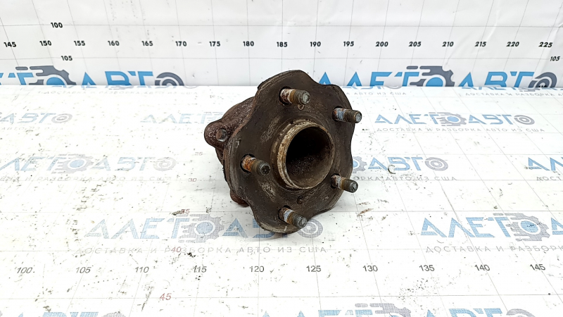 The rear left hub of a Lexus RX350 RX450h 10-15 FWD is rusty.