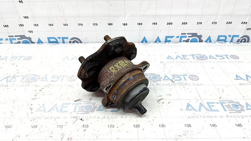 The rear left hub of a Lexus RX350 RX450h 10-15 FWD is rusty.