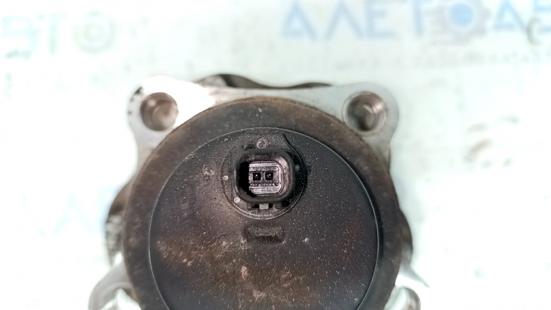 The rear left hub of a Lexus RX350 RX450h 10-15 FWD is rusty.