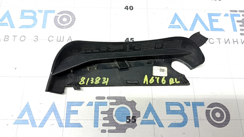 The left inner headlight plug for an Audi A6 C7 16-18 restyling has come loose.
