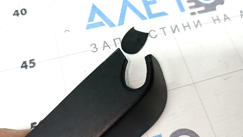 The left inner headlight plug for an Audi A6 C7 16-18 restyling has come loose.
