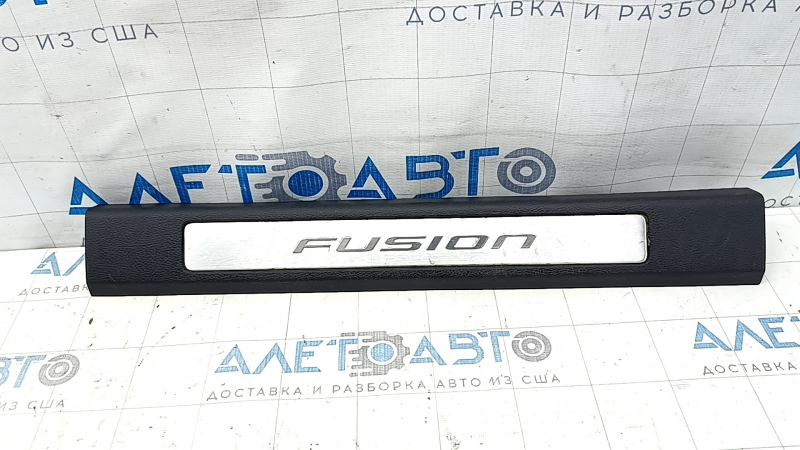 Front right door sill plate for Ford Fusion mk5 17-20, black with chrome insert, scratches, dented fastener