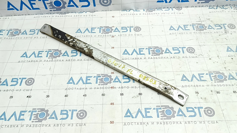 The upper left strut bar of a BMW 5 G30 17-23 2.0T is covered in soot.