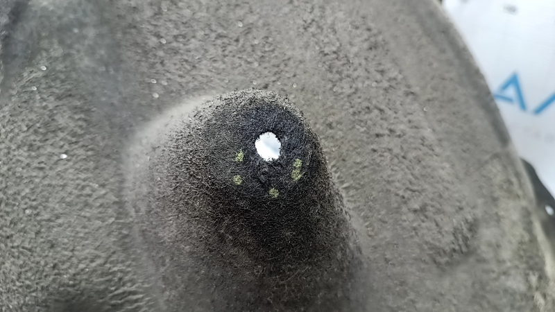 The rear right fender liner of a BMW 5 G30 17-23 has a torn fastener.