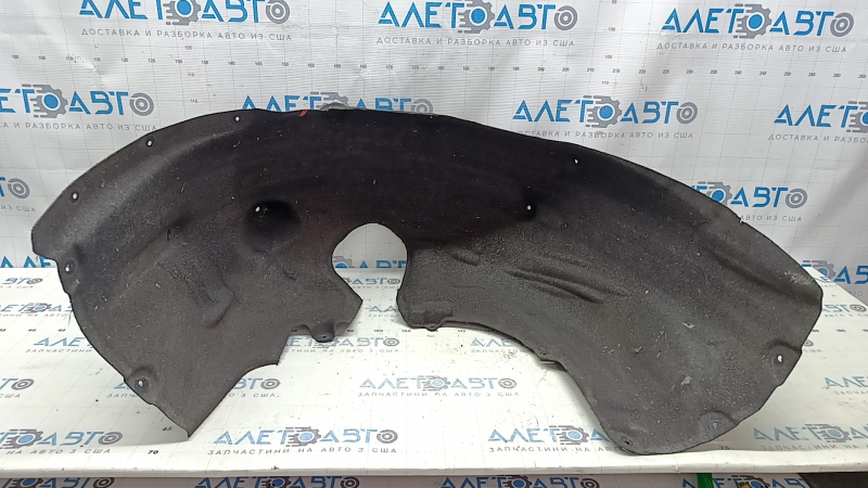 The rear right fender liner of a BMW 5 G30 17-23 has a torn fastener.