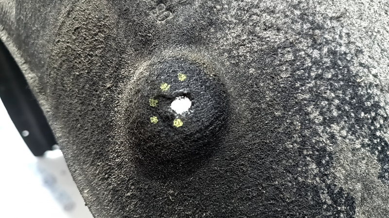 The rear right fender liner of a BMW 5 G30 17-23 has a torn fastener.