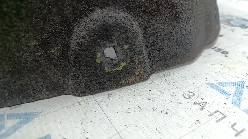 The rear right fender liner of a BMW 5 G30 17-23 has a torn fastener.