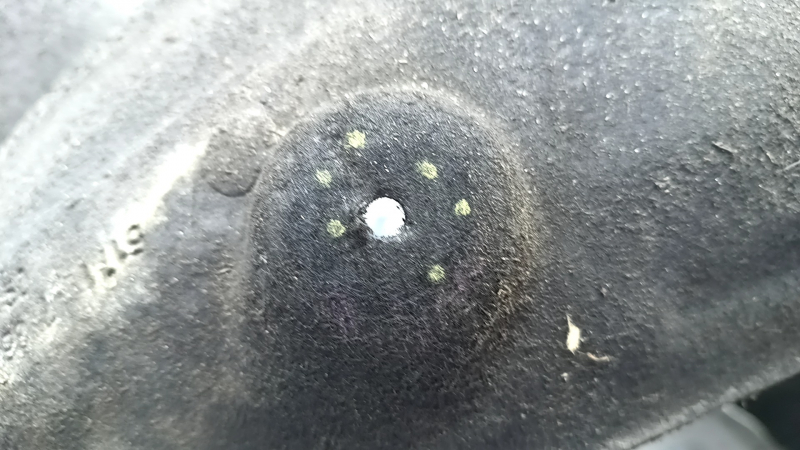 The rear right fender liner of a BMW 5 G30 17-23 has a torn fastener.