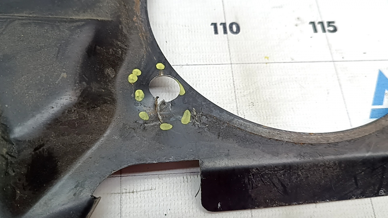 The rear left brake disc cover of a Hyundai Ioniq 5 22-24 is torn.