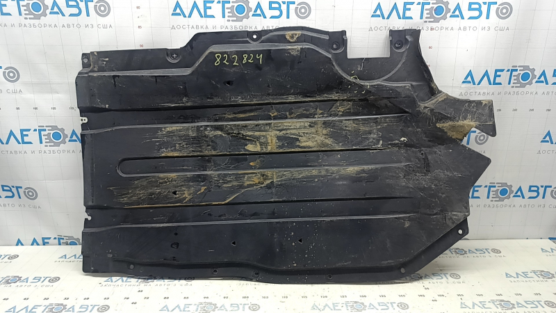 The rear left underbody protection of the BMW X7 G07 19-22 is dented, the fasteners are torn
