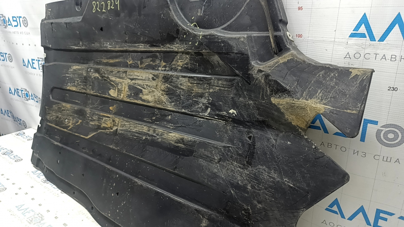 The rear left underbody protection of the BMW X7 G07 19-22 is dented, the fasteners are torn