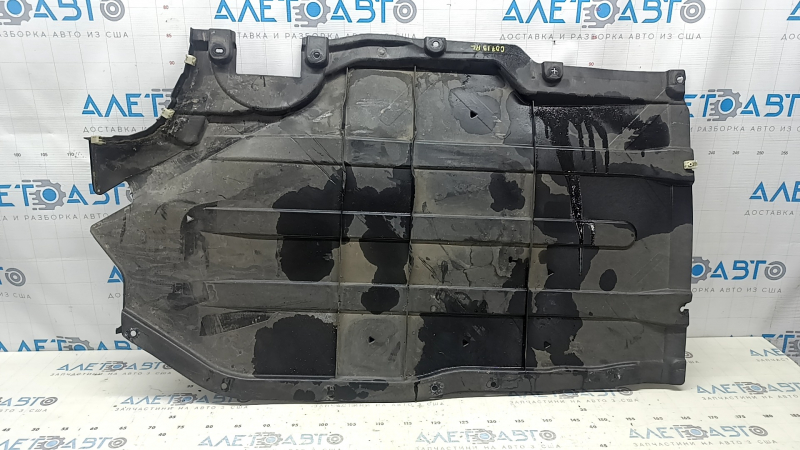 The rear left underbody protection of the BMW X7 G07 19-22 is dented, the fasteners are torn