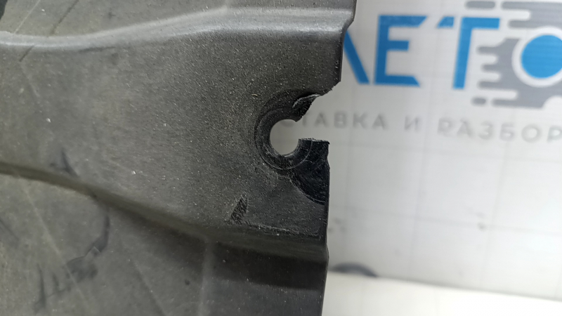 The rear left underbody protection of the BMW X7 G07 19-22 is dented, the fasteners are torn