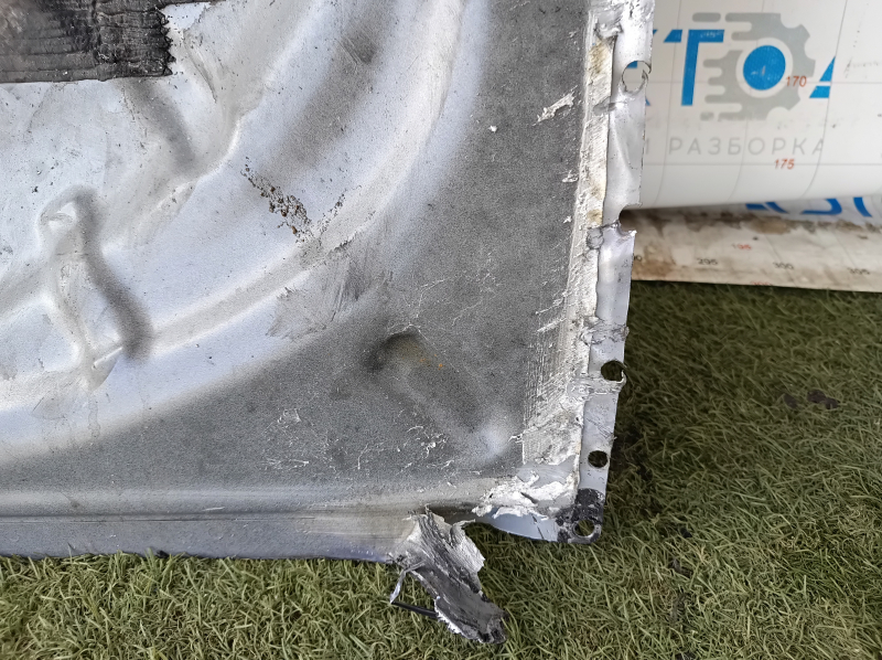The trunk trough of the Mazda CX-5 17-24 has been sawed off.