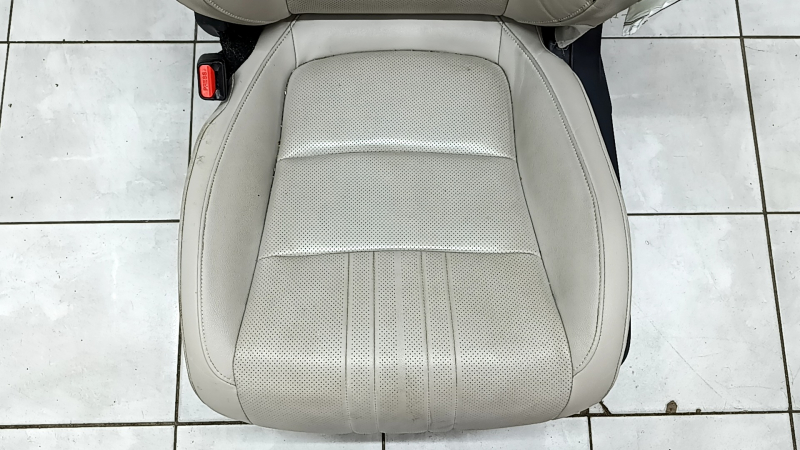 Driver's seat for Honda Accord 18-22 without airbag, worn, electric, with memory, leather, light gray, heated and ventilated, worn, needs cleaning, scratches on the lining
