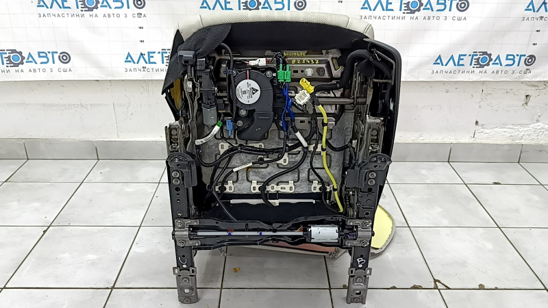 Driver's seat for Honda Accord 18-22 without airbag, worn, electric, with memory, leather, light gray, heated and ventilated, worn, needs cleaning, scratches on the lining