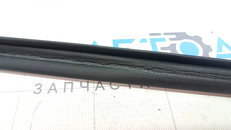 The upper right door seal of the Tesla Model Y 20-25 is cracked.