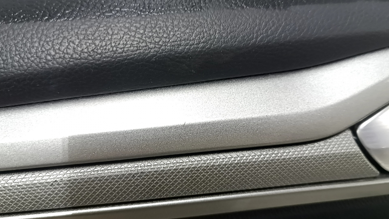 Front left door panel for Ford Fusion mk5 17-20, black with black insert, cloth, leather armrest, gray molding, with handle, scratches