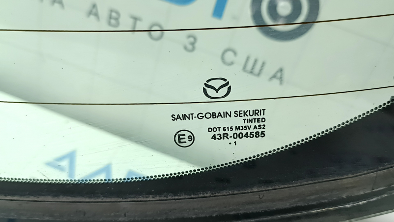 The heating contact on the Mazda CX-30 20-23 trunk glass is torn off.