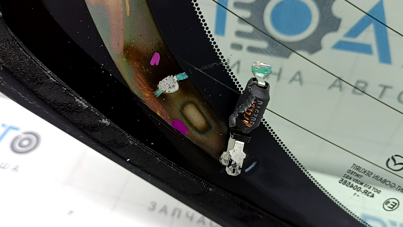 The heating contact on the Mazda CX-30 20-23 trunk glass is torn off.