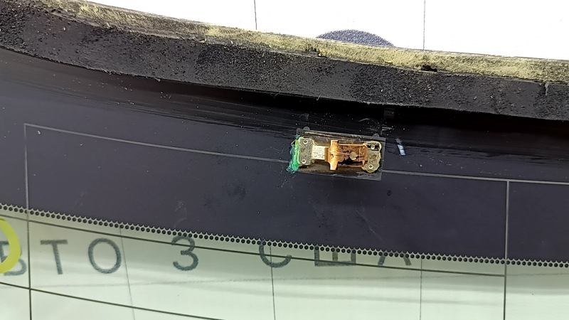 The heating contact on the Mazda CX-30 20-23 trunk glass is torn off.
