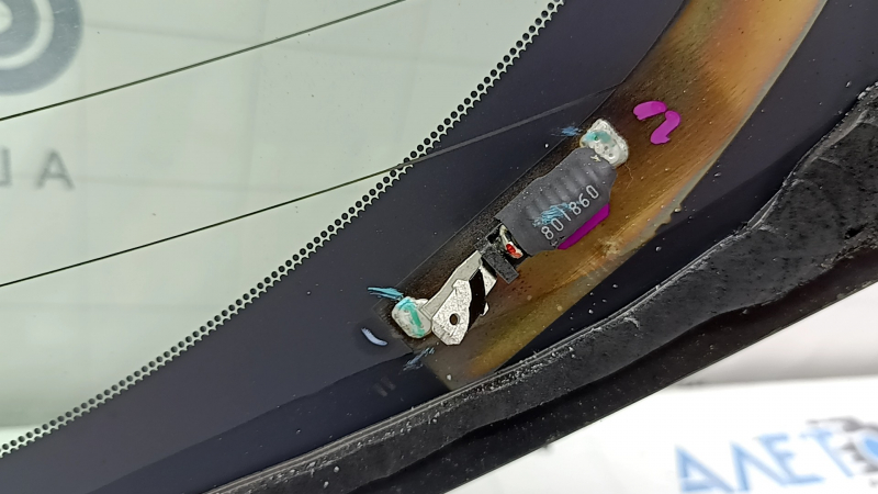 The heating contact on the Mazda CX-30 20-23 trunk glass is torn off.
