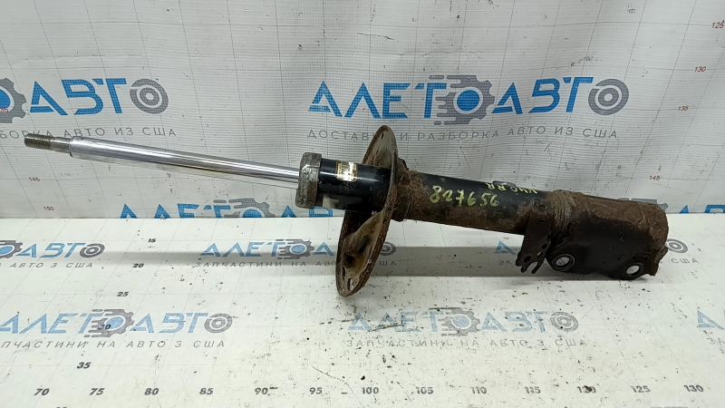 The rear right shock absorber of a Toyota Camry v40 XLE is rusty.