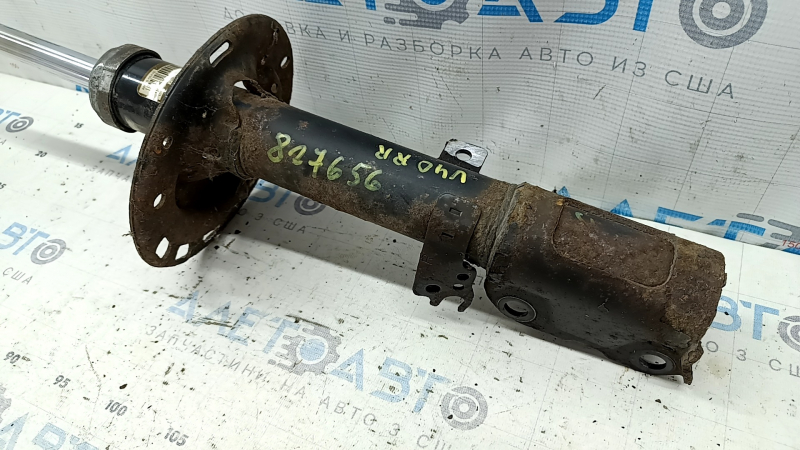 The rear right shock absorber of a Toyota Camry v40 XLE is rusty.