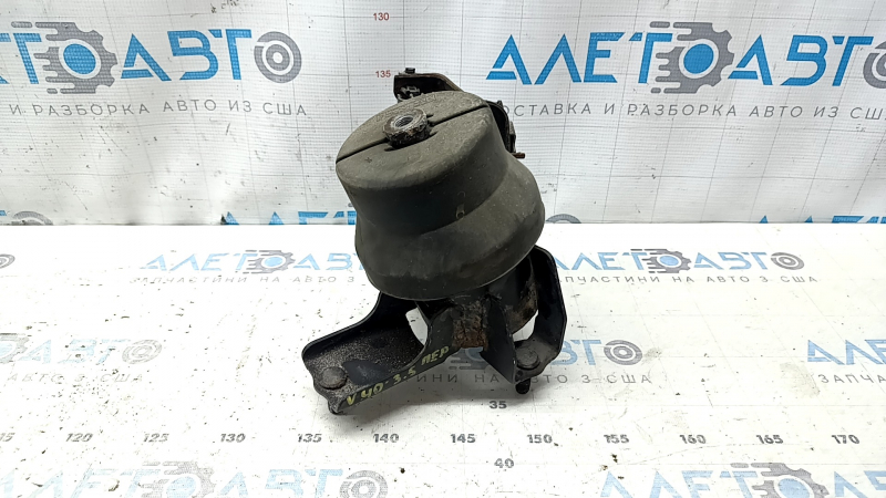 The front engine mount of a Toyota Camry v40 3.5 is rusty.