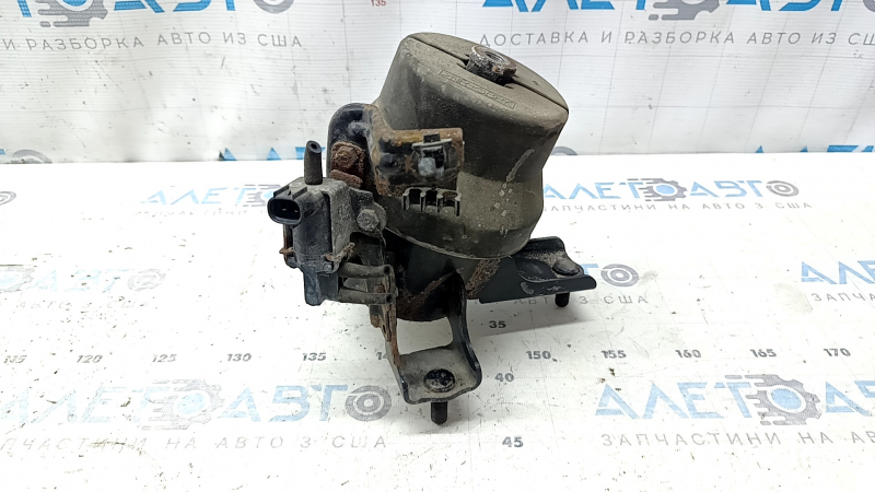 The front engine mount of a Toyota Camry v40 3.5 is rusty.