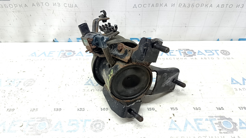 The front engine mount of a Toyota Camry v40 3.5 is rusty.