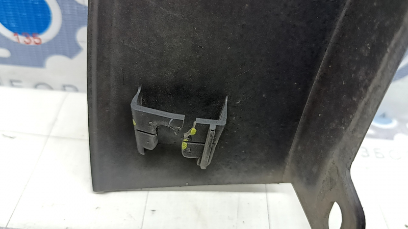 Rear left fender arch trim Mazda CX-9 16-23 structure, broken fasteners, cracks in fasteners, scratches