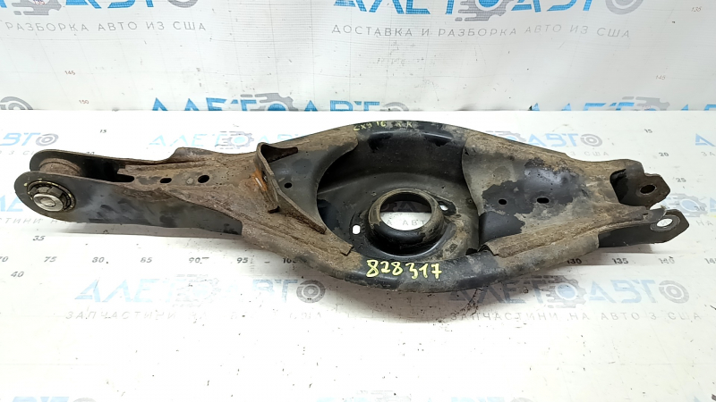 The lower control arm under the rear right spring of the Mazda CX-9 16-23 is rusty, the silent block needs to be replaced